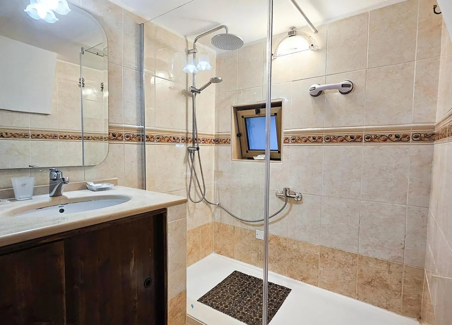 Cozy Classical Residence In The City Center Bari 0*,